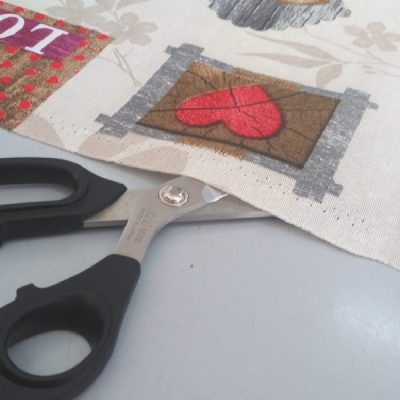 Tovagliato rustico e romantico con cuori e scritte 3