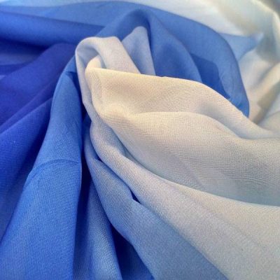 Tessuto per abiti al metro velo chiffon sfumato bicolore grigio azzurro dettaglio
