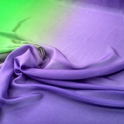 Tessuto per abiti al metro velo chiffon sfumato bicolore verde viola dettaglio