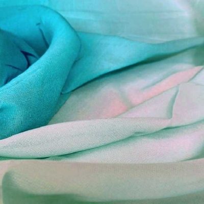 Tessuto per abiti al metro velo chiffon sfumato bicolore bianco turchese dettaglio