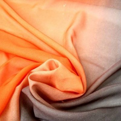 Tessuto per abiti al metro velo chiffon sfumato bicolore arancione grigio dettaglio arricciato