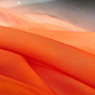 Tessuto per abiti al metro velo chiffon sfumato bicolore arancione grigio dettaglio 2