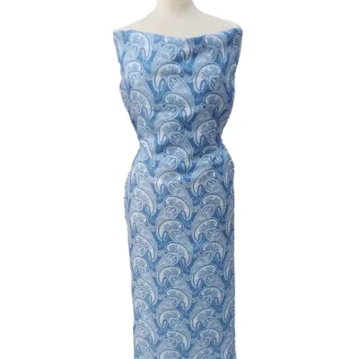 Panama di seta fantasia paisley azzurra manichino 1