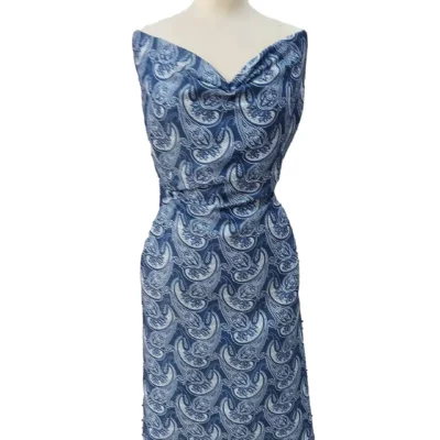 Panama di pura seta fantasia Paisley blu manichino 1