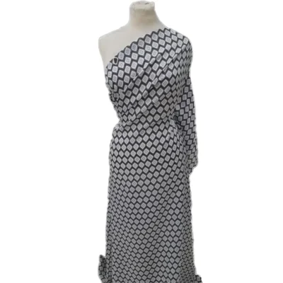 Raso di seta made in italy fantasia geometrica bianca nera manichino 1