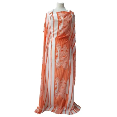Scampolo di raso di seta made in italy bianco arancio manichino 1