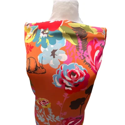 Tessuto in raso fantasia fiori e cigni su sfondo arancione mannequin 6