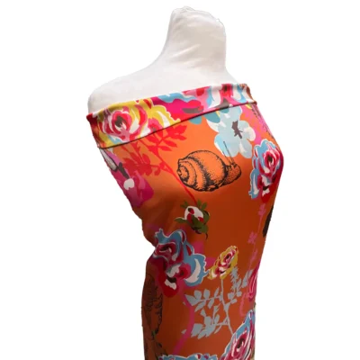 Tessuto in raso fantasia fiori e cigni su sfondo arancione mannequin 4