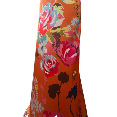 Tessuto in raso fantasia fiori e cigni su sfondo arancione mannequin 3