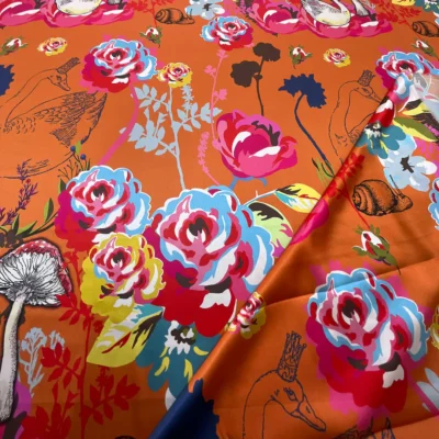 Tessuto in raso fantasia fiori e cigni su sfondo arancione 1