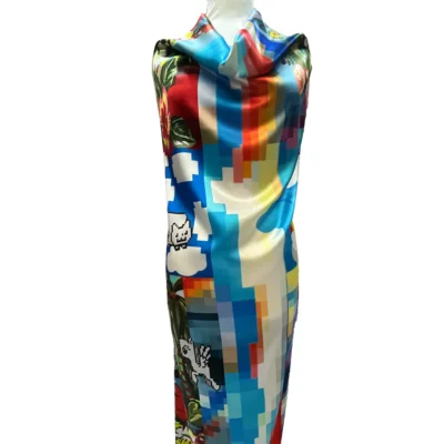 Scampolo di raso di seta fantasia arcobaleno videogiochi e meme manichino 2