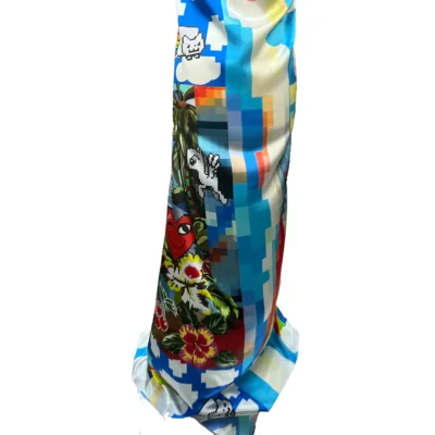 Scampolo di raso di seta fantasia arcobaleno videogiochi e meme manichino 4