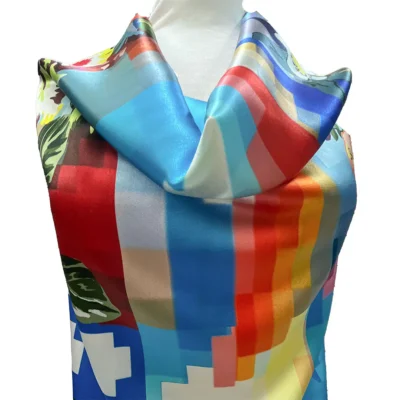 Scampolo di raso di seta fantasia arcobaleno videogiochi e meme manichino 5