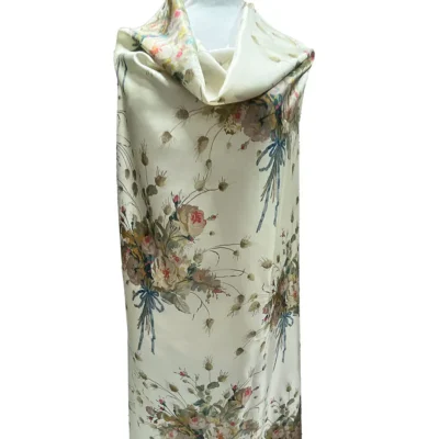 Raso di pura seta alta moda con bouquet floreali sfondo avorio manichino 1