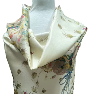 Raso di pura seta alta moda con bouquet floreali sfondo avorio manichino 2