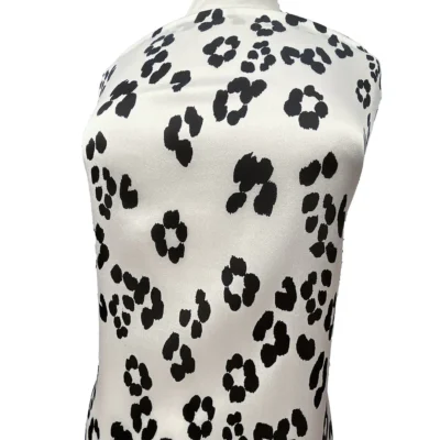 Scampolo di seta ricamato made in italy manichino 2