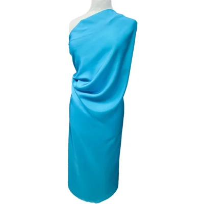 Tessuto in pura seta tinta unita azzurra manichino 2