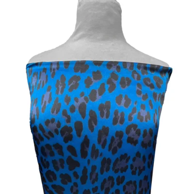 Scampolo alta moda 100% raso di seta animalier con ghirigori dorati manichino 3