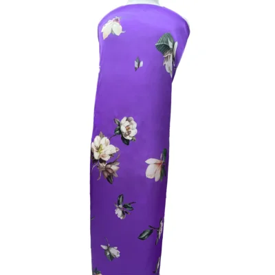 Tessuto in raso di seta alta moda Made in Italy viola intenso manichino 1