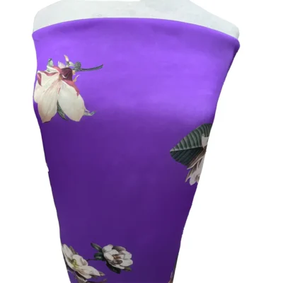 Tessuto in raso di seta alta moda Made in Italy viola intenso manichino 2