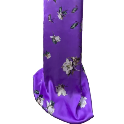 Tessuto in raso di seta alta moda Made in Italy viola intenso manichino 3