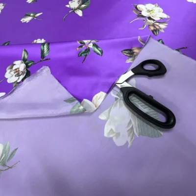 Tessuto in raso di seta alta moda Made in Italy viola intenso 2
