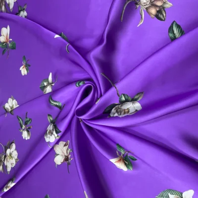 Tessuto in raso di seta alta moda Made in Italy viola intenso 3
