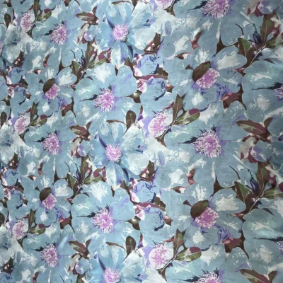 Tessuto in raso di seta floreale su sfondo blu pastello 5
