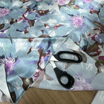 Tessuto in raso di seta floreale su sfondo blu pastello 4