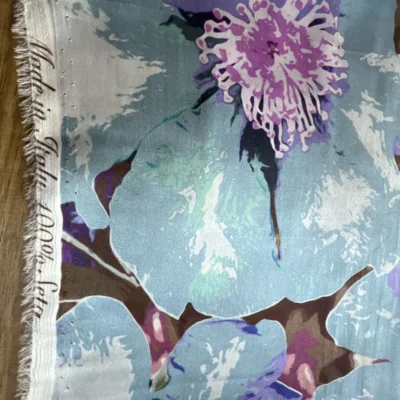 Tessuto in raso di seta floreale su sfondo blu pastello 3
