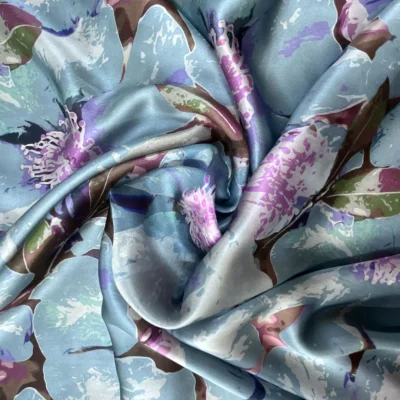 Tessuto in raso di seta floreale su sfondo blu pastello 2
