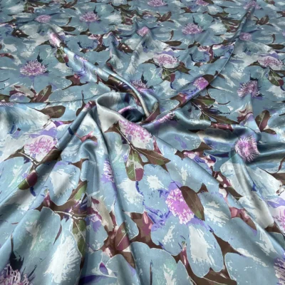Tessuto in raso di seta floreale su sfondo blu pastello 1