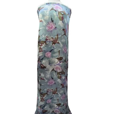 Tessuto in raso di seta floreale su sfondo blu pastello manichino 2