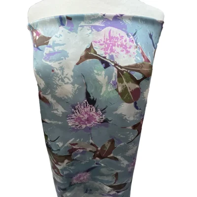 Tessuto in raso di seta floreale su sfondo blu pastello manichino 1