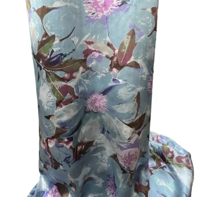 Tessuto in raso di seta floreale su sfondo blu pastello manichino 3