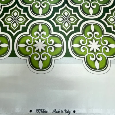 Tessuto in raso di seta made in italy con stampa tropicale 3