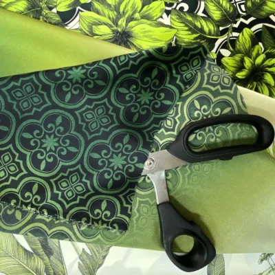 Tessuto in raso di seta made in italy con stampa tropicale 4