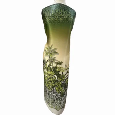 Tessuto in raso di seta made in italy con stampa tropicale manichino 1