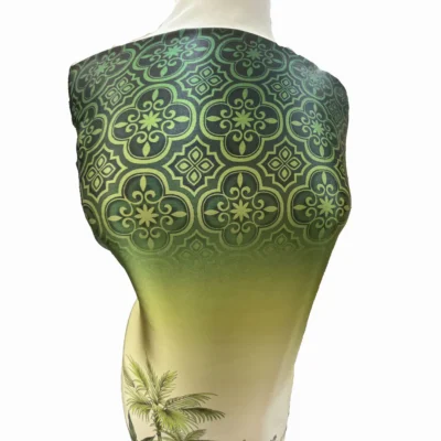 Tessuto in raso di seta made in italy con stampa tropicale manichino 2