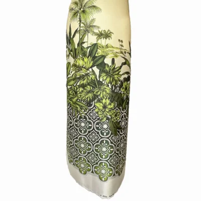 Tessuto in raso di seta made in italy con stampa tropicale manichino 3