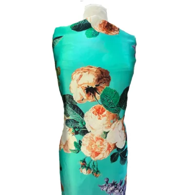 Raso di pura seta MADE in ITALY fantasia floreale su sfondo azzurro manichino 2