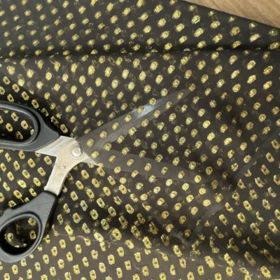 Raso di pura seta MADE in ITALY con puntini dorati su sfondo nero 1