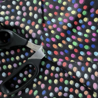 Tessuto in raso di seta alta moda Made in Italy con cerchi multicolor su sfondo nero 2