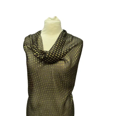 Raso di pura seta MADE in ITALY con puntini dorati su sfondo nero manichino 2