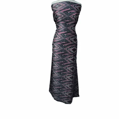 Tessuto in raso di seta alta moda Made in Italy fantasia geometrica a rombi manichino 3