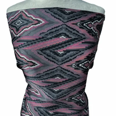 Tessuto in raso di seta alta moda Made in Italy fantasia geometrica a rombi manichino 1