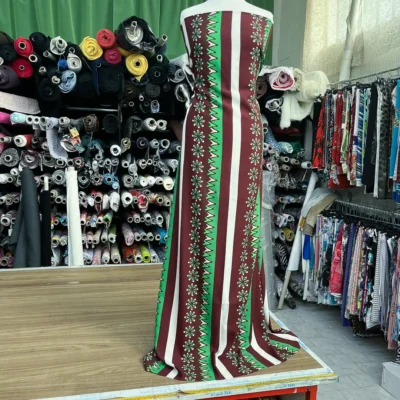 Crepe di pura seta Alta Moda MADE in ITALY - fantasia geometrica manichino 2