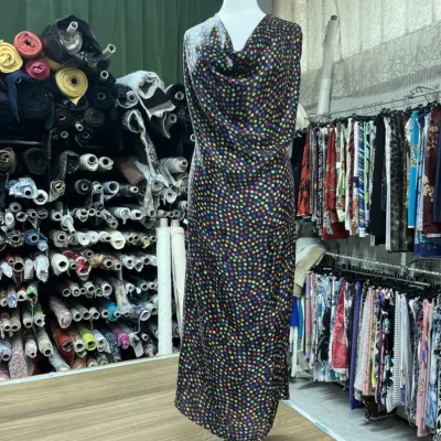 Tessuto in raso di seta alta moda Made in Italy con cerchi multicolor su sfondo nero mannequin 4