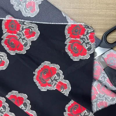 Tessuto in raso di seta alta moda Made in Italy con rose rosse su sfondo nero 2