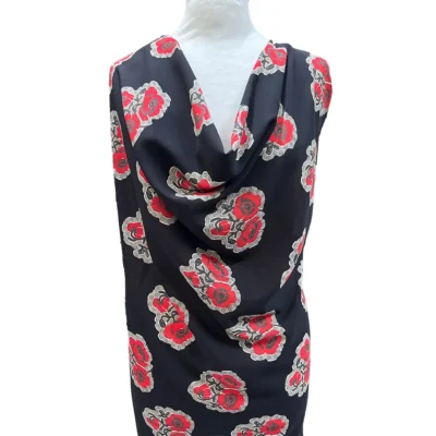 Tessuto in raso di seta alta moda Made in Italy con rose rosse su sfondo nero mannequin 1